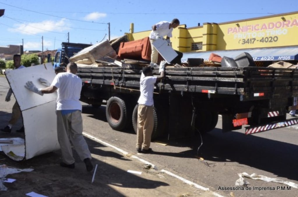 Mutirão recolhe 736 toneladas e prepara ação no centro e distrito