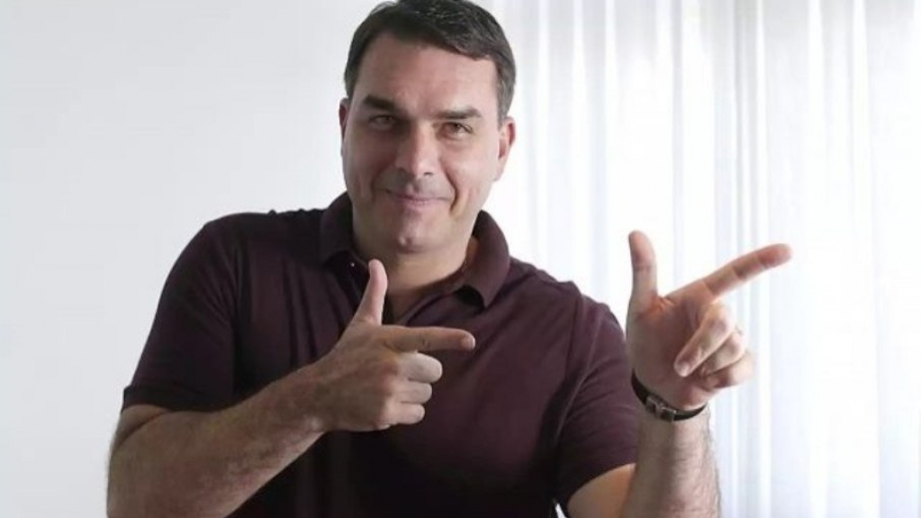 Rachadinhas: defesa de Flávio Bolsonaro pede adiamento de julgamento sobre foro Rachadinhas: defesa de Flávio Bolsonaro pede adiamento de julgamento sobre foro