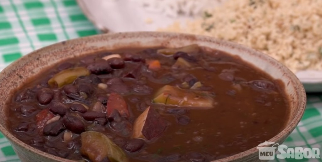 Ninguém pode ficar de fora e perder a oportunidade de comer o prato típico brasileiro! Feijoada Vegetariana!