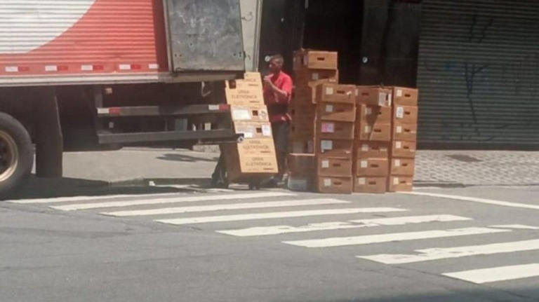 TRE-SP retira urnas de prédio e bolsonaristas insinuam suposta fraude