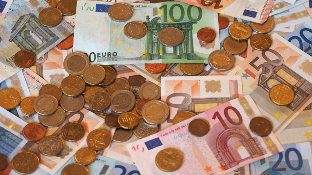 Euro encosta no dólar e atinge menor valor desde 2002; vale a pena? Euro encosta no dólar e atinge menor valor desde 2002; vale a pena?