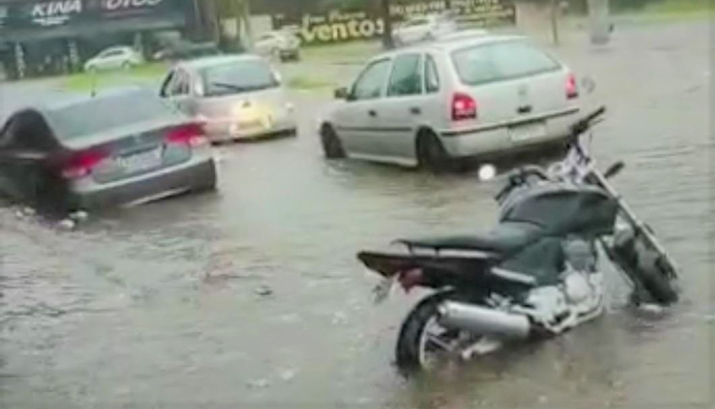 Marília tem inundação e queda de muro; Defesa Civil inclui cidade em alerta