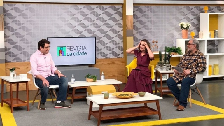 Regiane Tápias e Leão Lobo recebem Alan Pogrebinschi em programa de TV Regiane Tápias e Leão Lobo recebem Alan Pogrebinschi em programa de TV