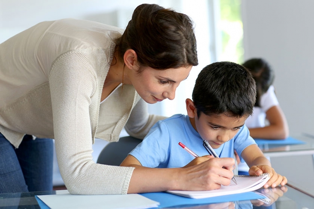 Empresa anuncia 140 vagas para cuidadores de alunos especiais em escolas