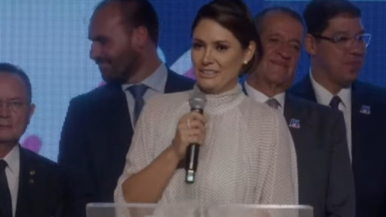 Michelle ironiza caso das joias em cerimônia de posse do PL Mulher