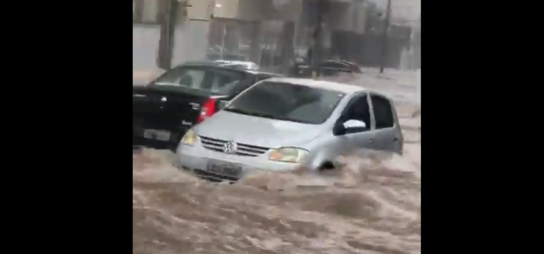 Fotos - Temporal inunda ruas, arrasta carros e interdita pontos de Bauru