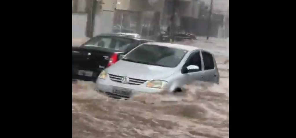 Fotos - Temporal inunda ruas, arrasta carros e interdita pontos de Bauru