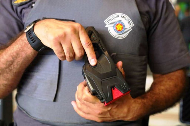 PM usa arma de choque, imobiliza acusado e descobre ordem de prisão