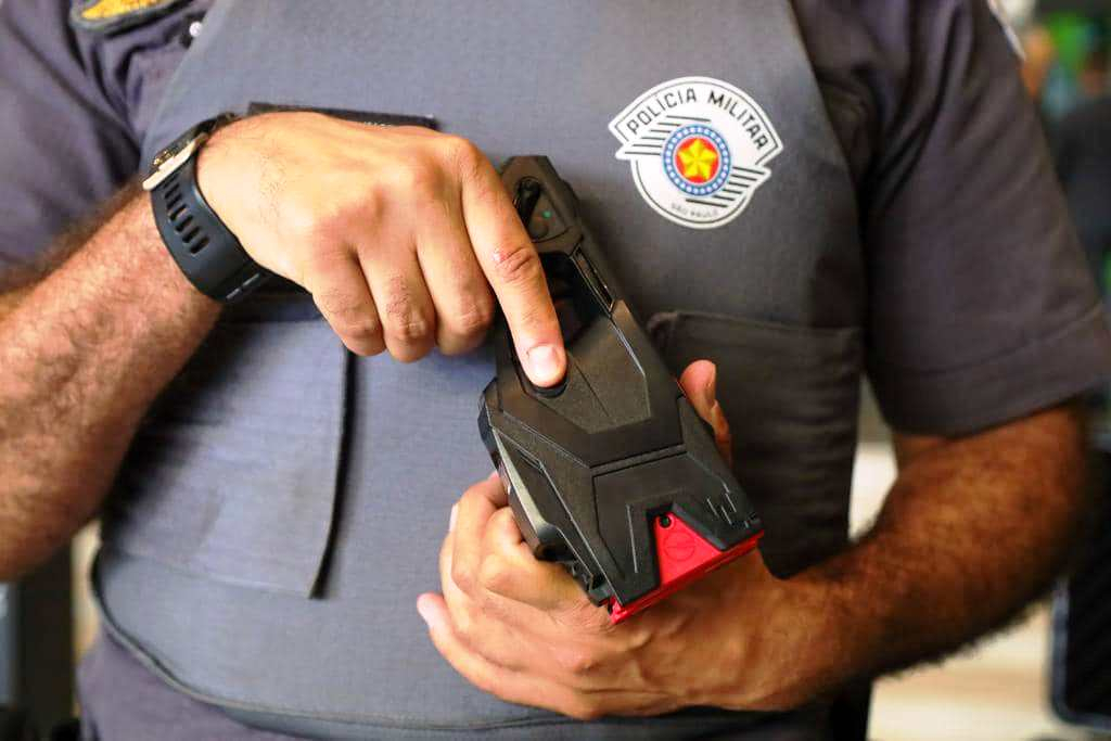 PM usa arma de choque, imobiliza acusado e descobre ordem de prisão