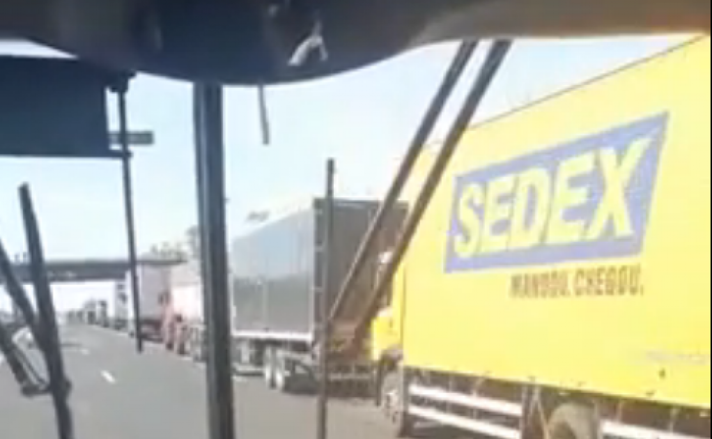 Bloqueio em Lácio tem carro-tanque e Sedex; veja vídeo