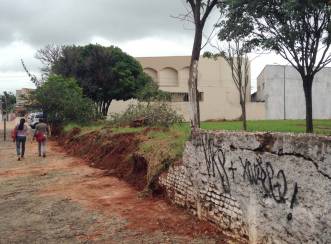 Muro onde funciona unidade do CAPs (avenida João Ramalho) caiu durante chuva