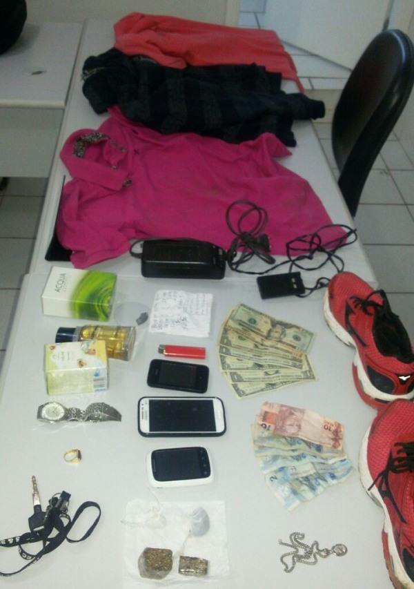 PM prende acusados de roubo a residência