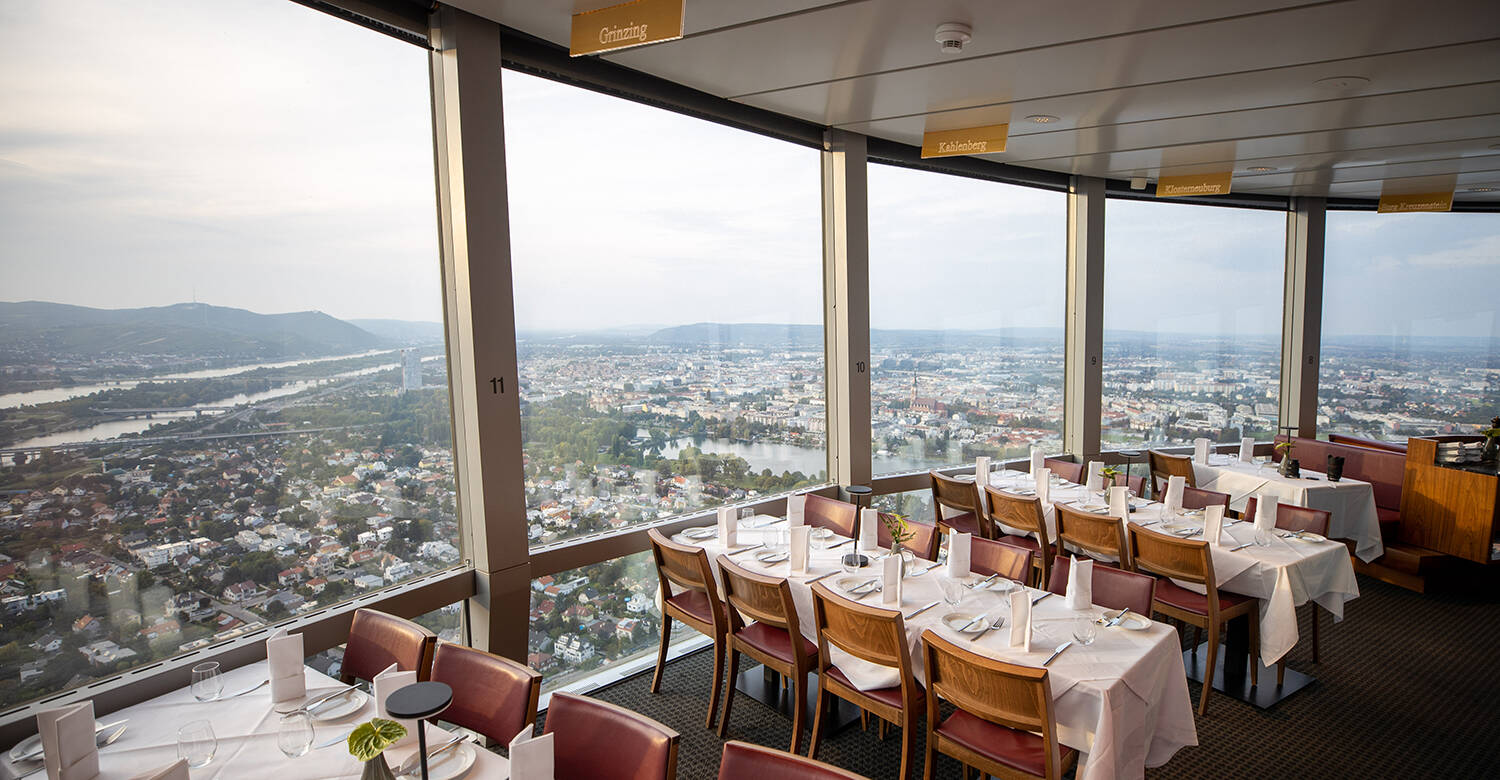 Além de oferecer culinária típica de primeira, o Turm Restaurant possui vista panorâmica em 360º . Foto: Reprodução/Donauturm