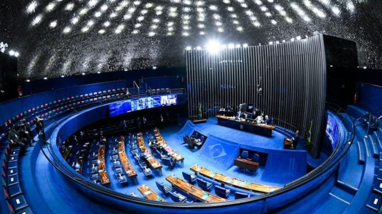 Quem são os 18 senadores que terminam os mandatos hoje?