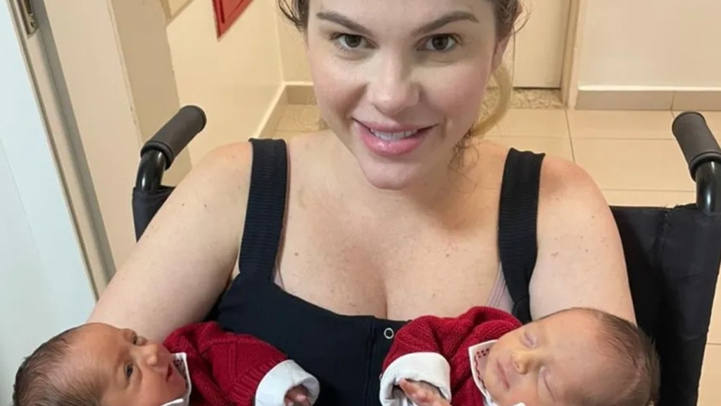 Bárbara Evans tem alta do hospital com os gêmeos e exibe cliques: ‘Indo para casa’