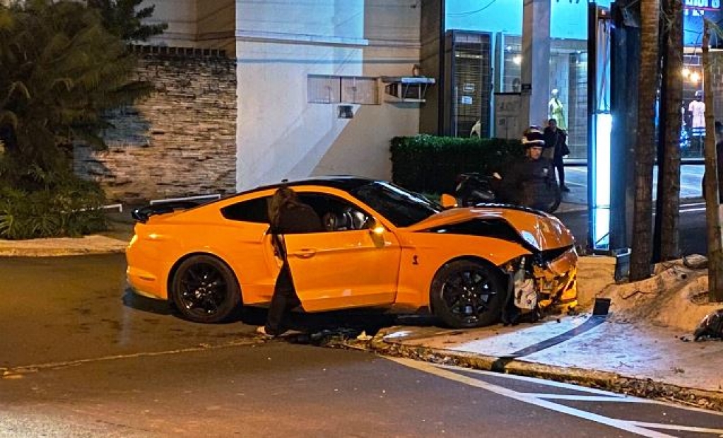 Carro de luxo bate em mureta de concreto e deixa um ferido em Marília