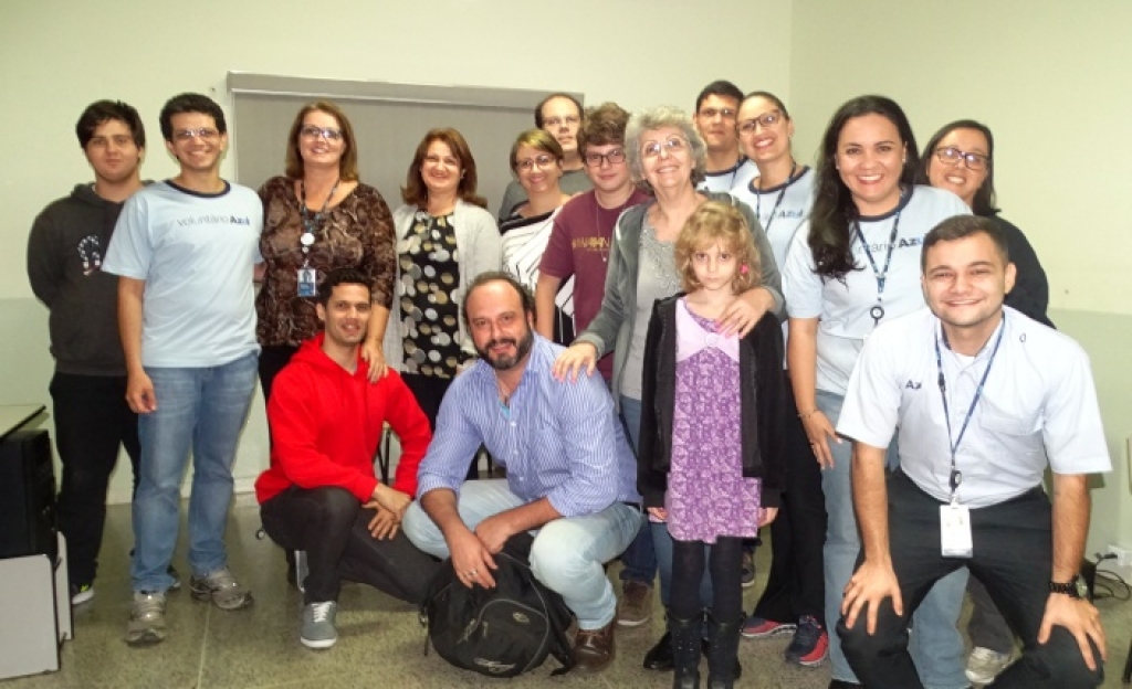 Dirigentes da Juventude Criativa, voluntários que serão moinitores e o orientador Alessandro Pacheco no lançamento do projeto