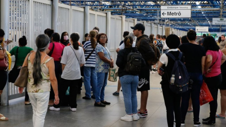 Fernando Frazão/Agência Brasil – 23/03/2023 Passageiros aguardam no embarque da estação Palmeiras-Barra Funda, linha 3 do Metrô, durante a greve dos metroviários em São Paulo, em março deste ano