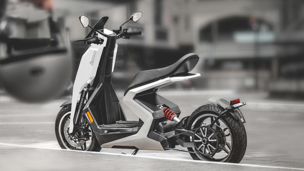 Conheça a scooter elétrica i300 com vocação esportiva