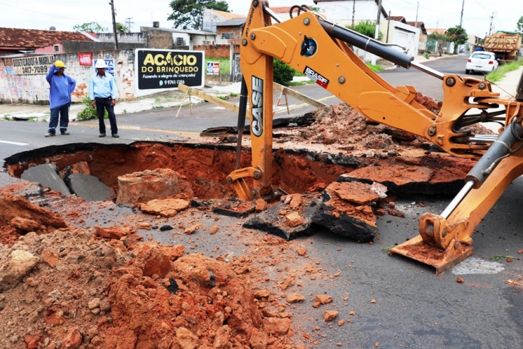 Tubulação rompe, abre cratera e interdita pista da Via Expressa