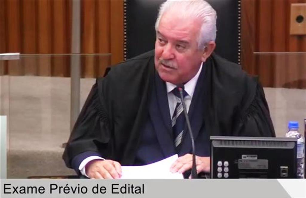 Conselheiro Robson Marinho durante sessão que julgou voto no TCE nesta quarta – reprodução