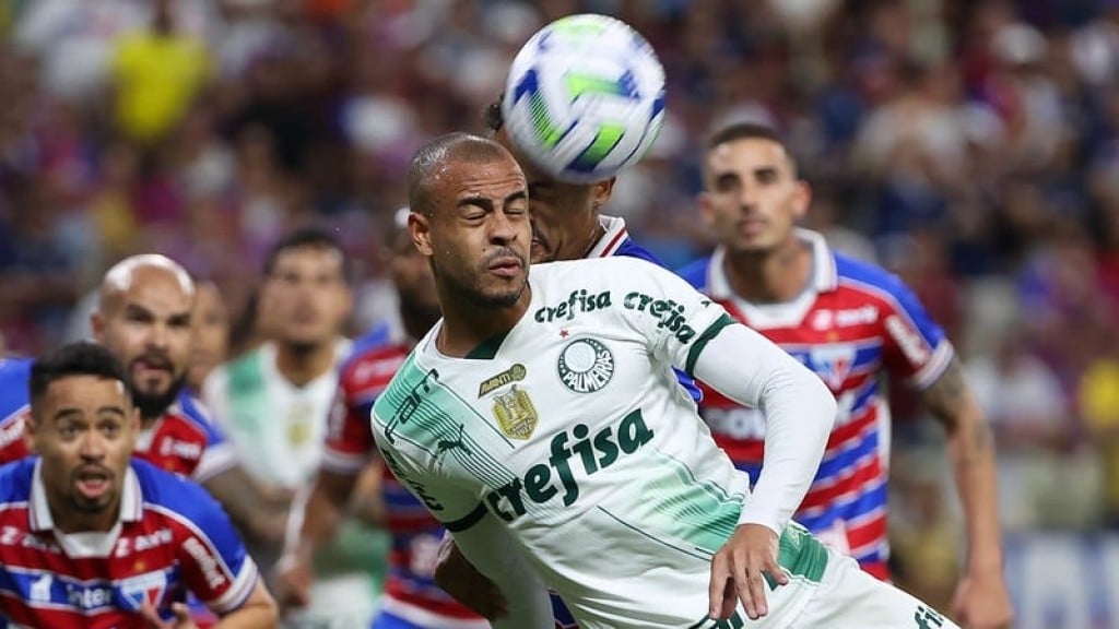 Palmeiras busca empate com um a menos contra o Fortaleza e segue líder do Brasileirão