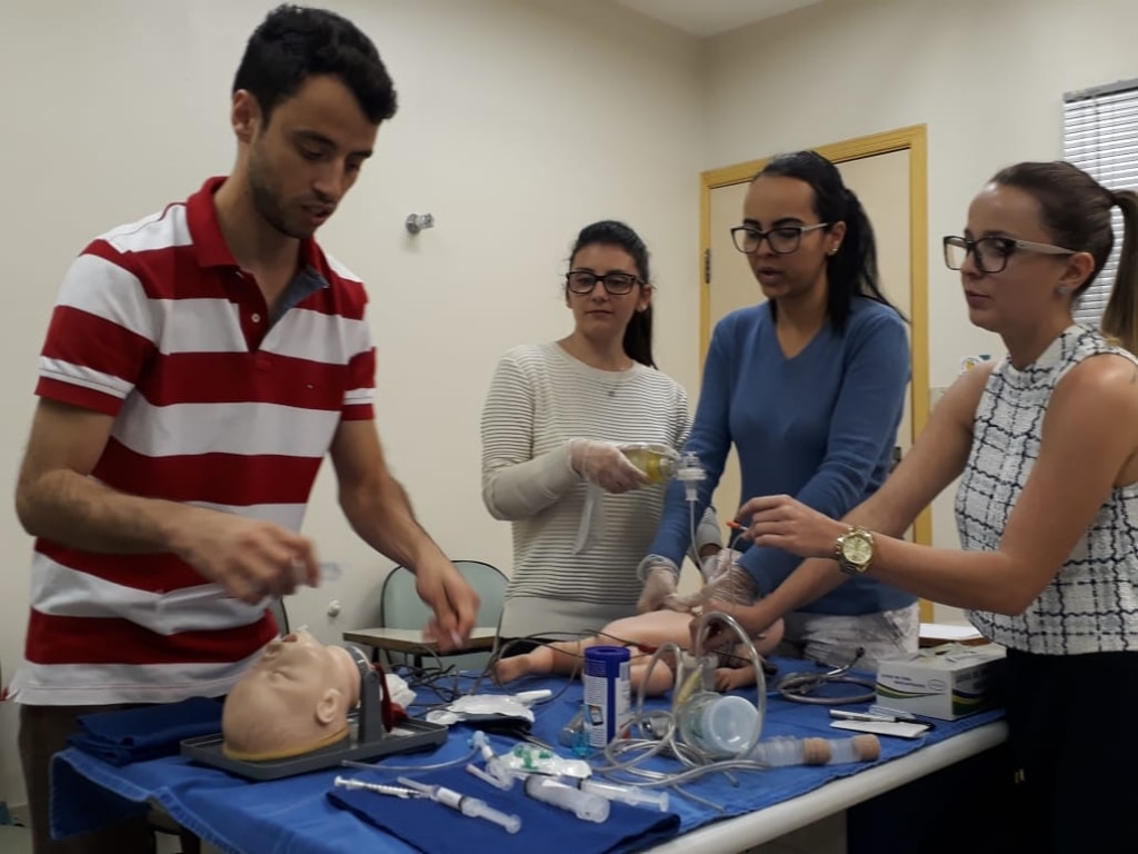 Hospital Universitário treina residentes para Reanimação Neonatal