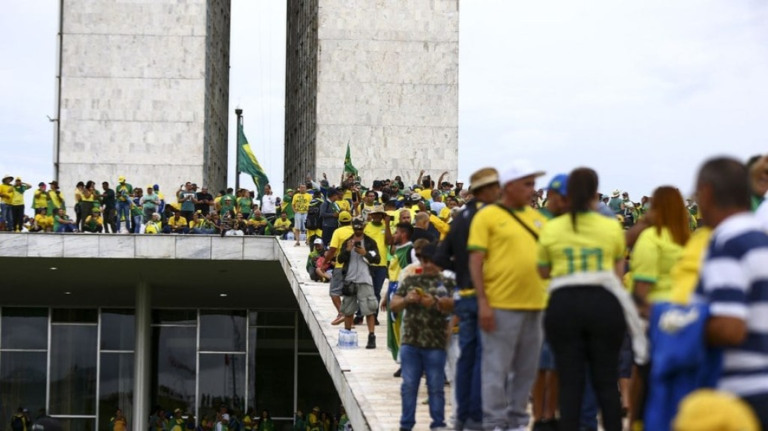 Atos golpistas: Moraes mantém prisão preventiva de mais 386 pessoas