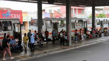 Ônibus no terminal: passagem mais cara no ano novo