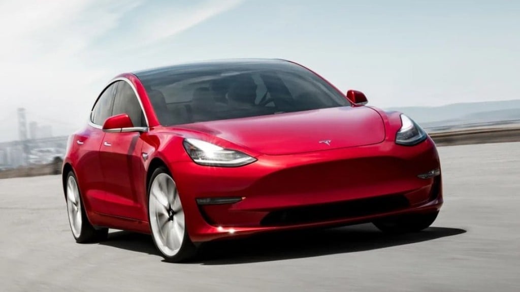 Motorista abre Tesla Model 3 que não é seu, dá partida e sai dirigindo