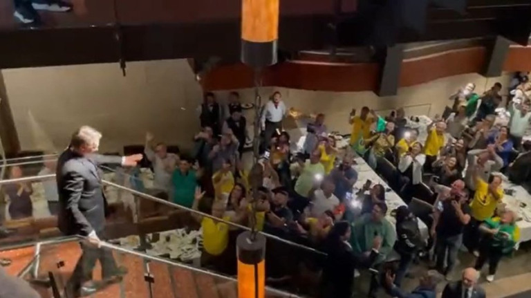 Após a ONU, Bolsonaro almoça com apoiadores em churrascaria nos EUA