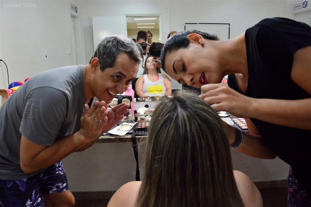 Ator Calu Monteiro nos bastidores antes de apresentação teatro do grupo Down Entre Amigos – foto: Cássia Silva