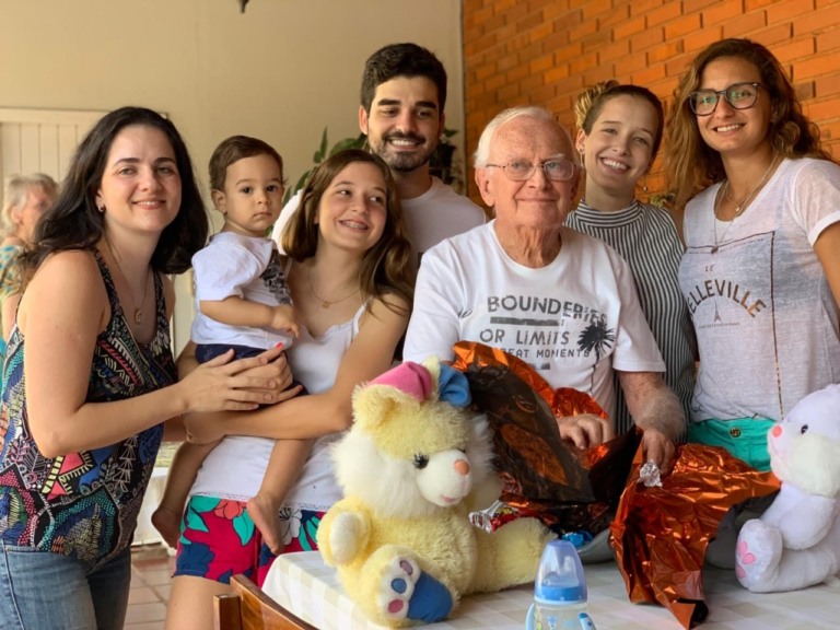 Eliezer Piai com os netos e a filha Graziela – Arquivo Família
