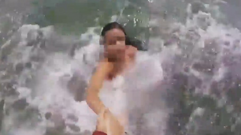 VÍDEO: Três adolescentes são salvos de afogamento no Guarujá (SP) VÍDEO: Três adolescentes são salvos de afogamento no Guarujá (SP)