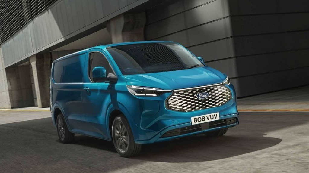 Ford E-Transit custom aparece publicamente pela primeira vez