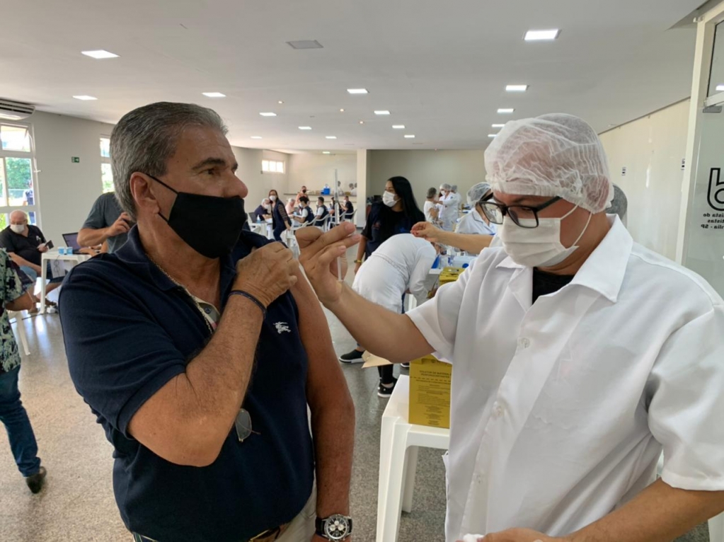 Vacinação adia boletim da Covid; novas etapas de imunização na segunda e terça