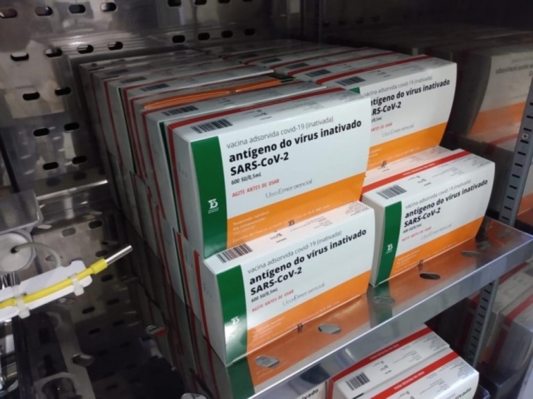 Imagem distribuída em redes sociais mostra fila em unidade de saúde