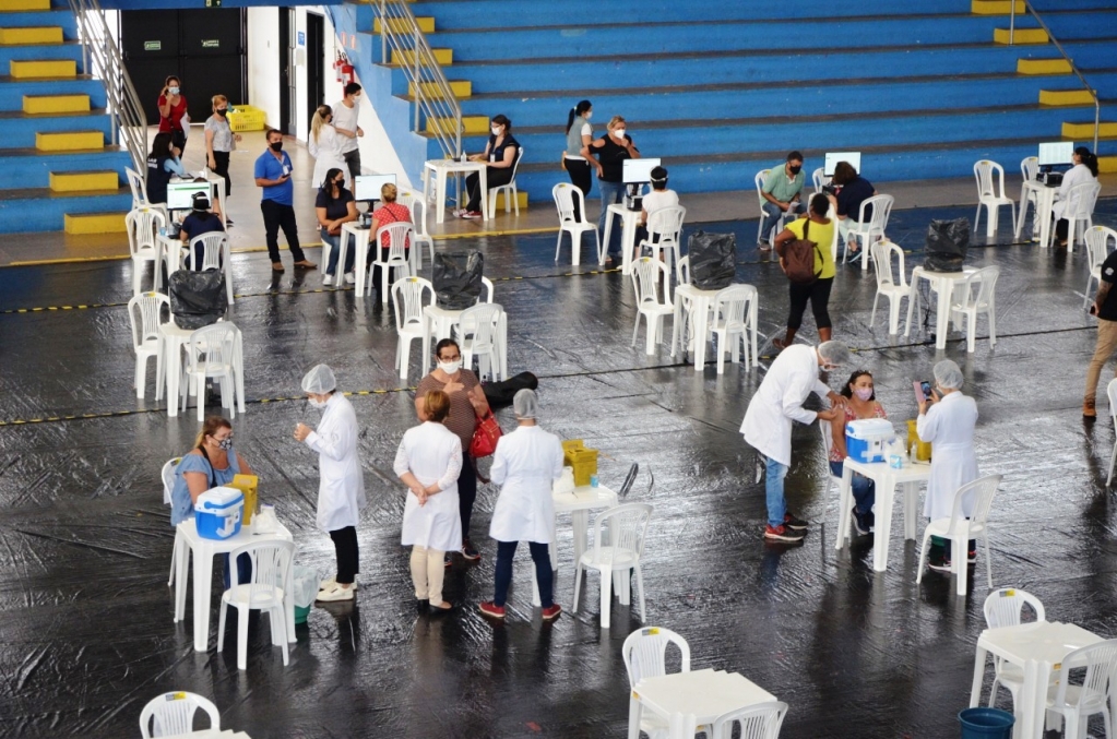 Marília inicia vacinação de profissionais da Educação contra Covid