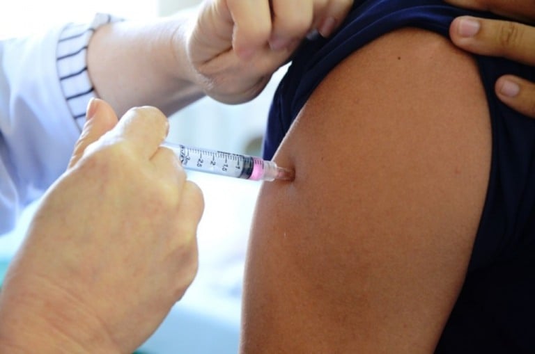 Vacinação contra gripe começa segunda para idosos e profissionais da saúde