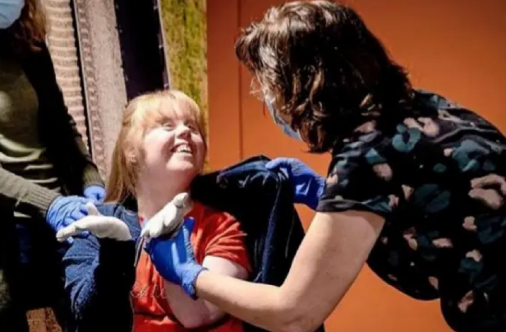 Vacinação de pessoas com deficiência começou em janeiro na Holanda. Na foto, a primeira vacinada: Sanne. – Imagem: Reprodução.