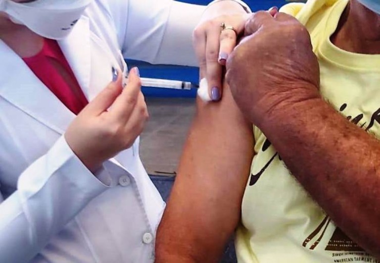 Vacinação abre oito unidades de saúde no sábado; foco em gripe e Covid