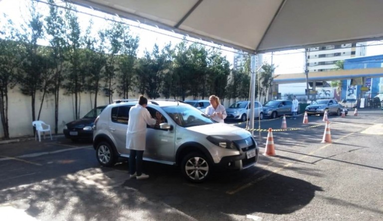 Saúde testa vacinação de idosos contra gripe com drive-thru em igreja de Marília
