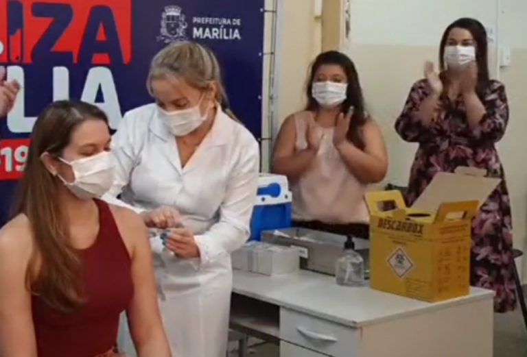 Marília inicia vacinação da saúde e anuncia datas para novas fases