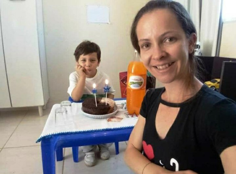 Youtuber de 4 anos em Bressane atinge 20 seguidores, ganha bolo e festa com a mãe