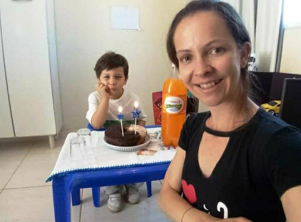 Youtuber de 4 anos em Bressane atinge 20 seguidores, ganha bolo e festa com a mãe Youtuber de 4 anos em Bressane atinge 20 seguidores, ganha bolo e festa com a mãe