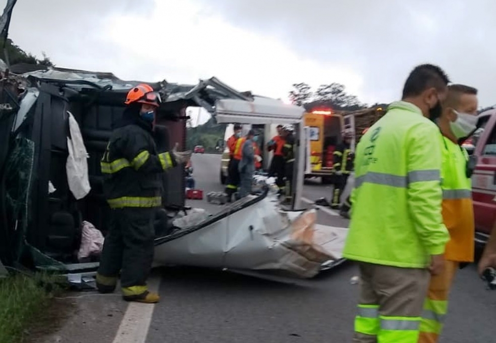 Van com pacientes de Paraguaçu tomba em engavetamento na Castello; sete feridos