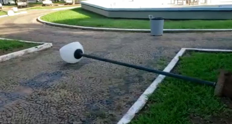 Ataque de vandalismo destrói postes e luminárias em praça de Garça