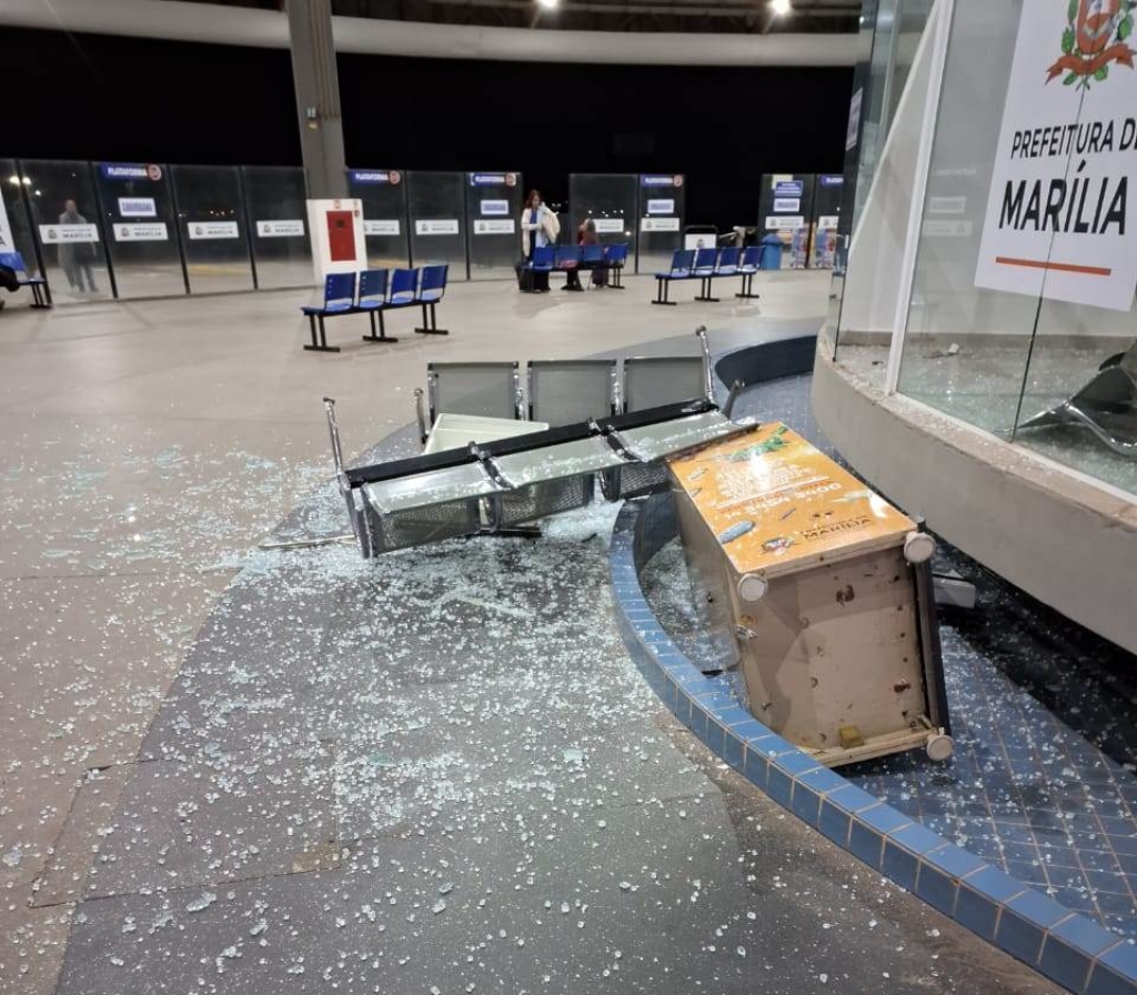 Vídeo e fotos - Ataque de vandalismo destrói vidros e equipamentos na rodoviária de Marília