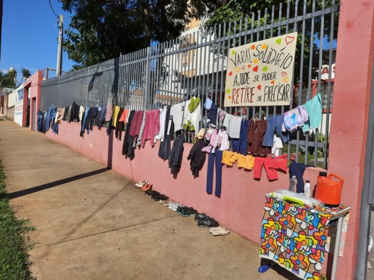 Escola estadual de Marília monta Varal Solidário para receber e doar roupas