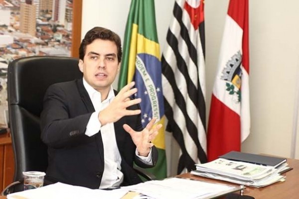 Vinícius extingue 121 cargos de assessores por decreto